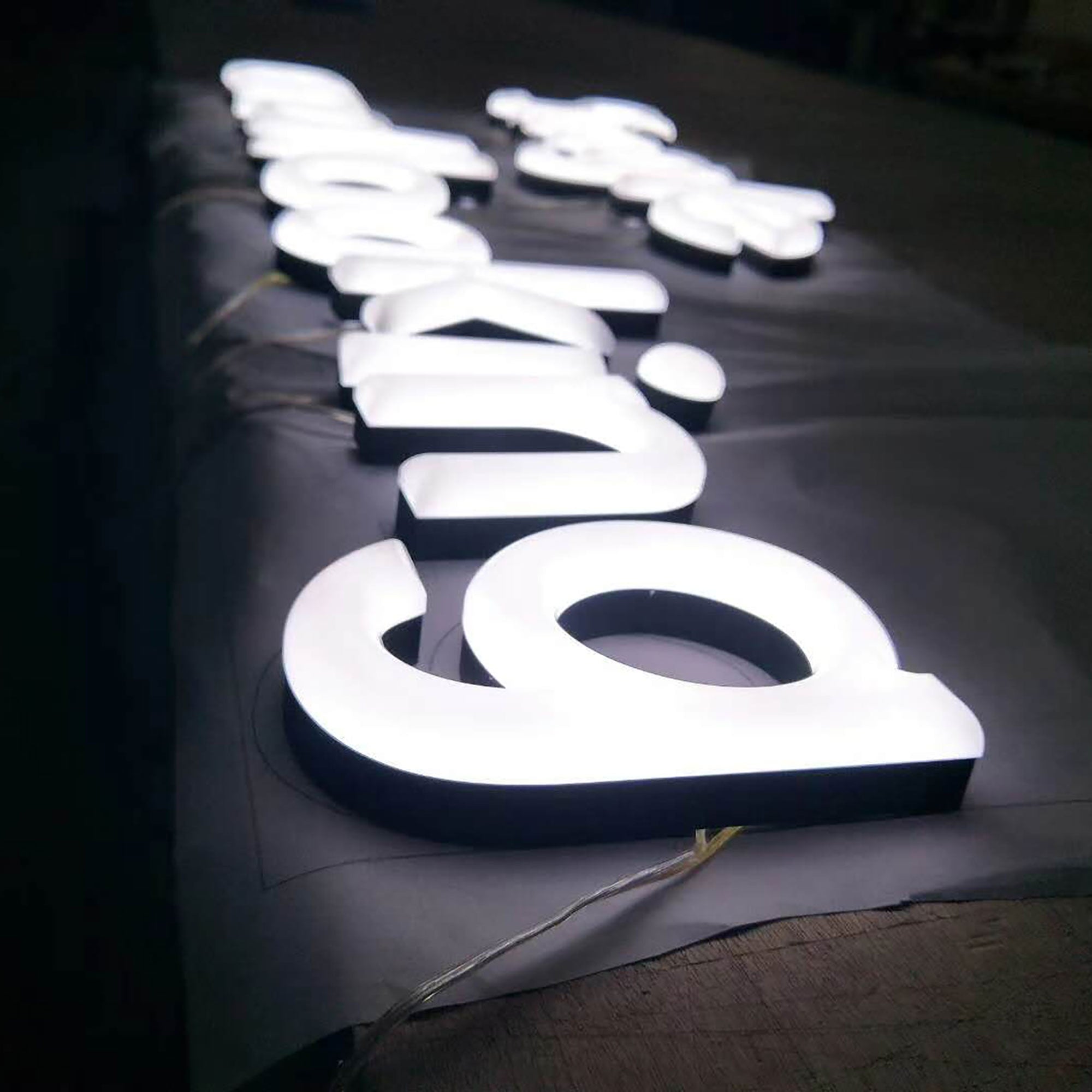 Custom LED Faux Neon Letters – Acrylic Neon Signs for Company Logo, Business Lobby, Office, Shopfront, Event Branding